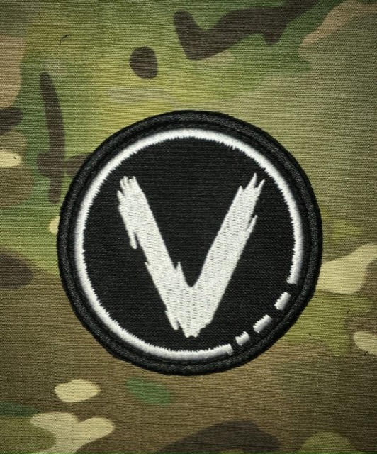 Патч "V" в круге, черный